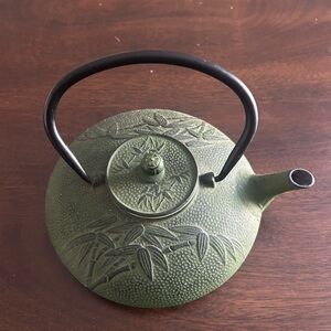 Green World Market Cast-iron Tea Pot
